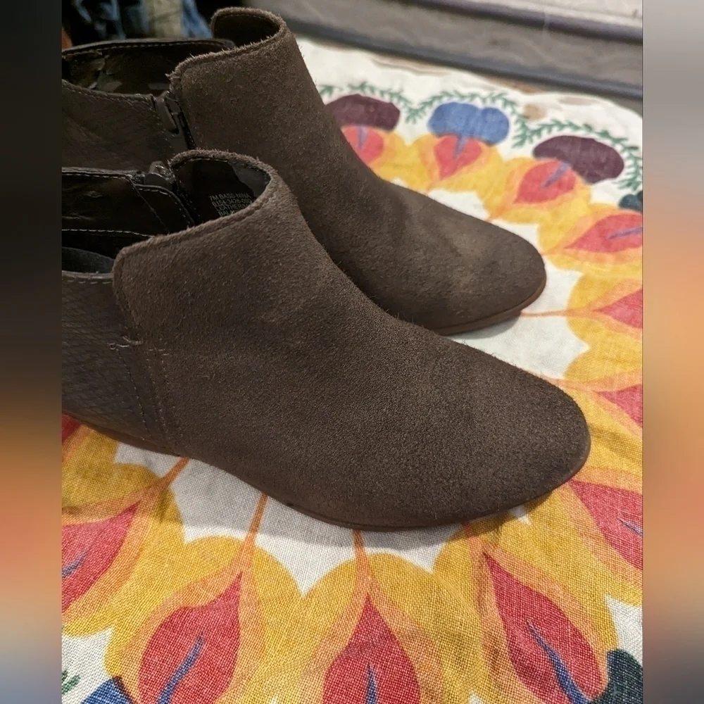G.H Bass and Co‎ size 7 suede booties